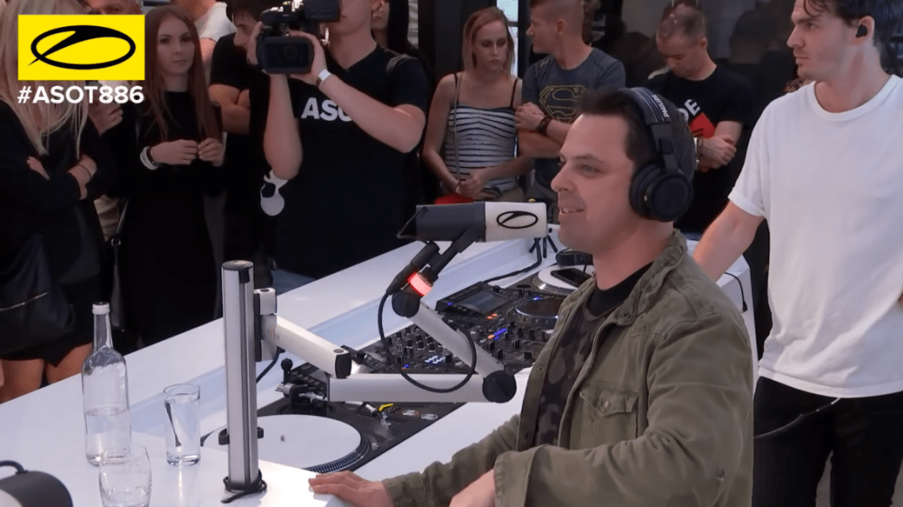 markus schulz at asot.PNG